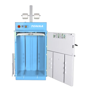 pressa per cartone TONNA E80 PLC con forza di pressatura 4 tonnellate e porta aperta